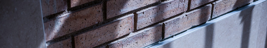 Servicios de fontanería, sustitución y reparación de acometidas, desagües generales y pluviales, electricidad, cerrajería, cristalería, carpintería exterior e interior